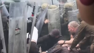 Беспорядки в Косово: ранены 25 солдат НАТО, Сербия привела армию в максимальную боеготовность