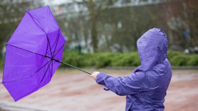 Учеников 1-8 классов в Шымкенте перевели на дистанционку из-за сильного ветра