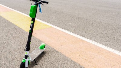 Самокатчица разбилась насмерть об открытую дверь авто в Алматы