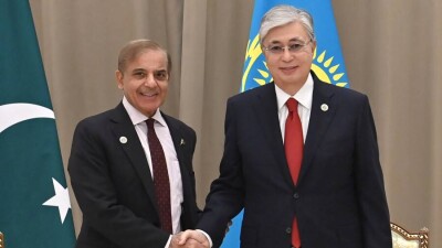 Премьер-министр Пакистана поблагодарил Токаева за помощь после разрушительного наводнения