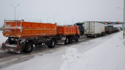 Из-за непогоды в Акмолинской области на трассах застряла тысяча автомобилей