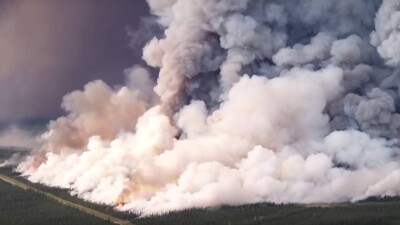 США заволокло дымом от 400 лесных пожаров в Канаде. В Нью-Йорке из-за смога не видно небоскрёбов