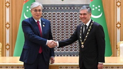 Токаев вручил орден "Алтын Қыран" экс-президенту Туркменистана Бердымухамедову