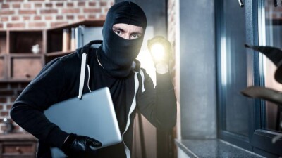 Сотрудник шымкентской школы украл 200 ноутбуков, чтобы отдать долги по ставкам