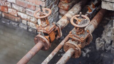 "Возможны образования фонтанов". При работах на теплосетях в Караганде прорвало трубопровод
