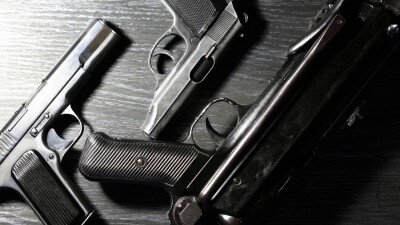 Жители Сербии добровольно сдали тысячи единиц оружия после двух массовых убийств в стране