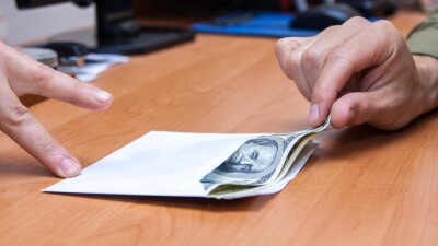 Кыргызстанского чиновника уволили и проверяют на коррупцию после скандального видео