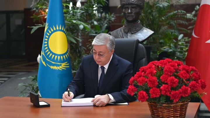 Касым-Жомарт Токаев посетил посольство Турции и выразил соболезнования