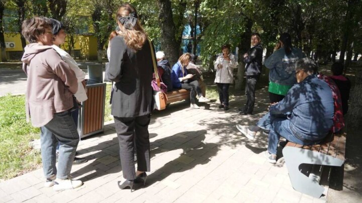 Около 200 сотрудников "Казпочты" вышли на митинг за повышение зарплат в Алматы