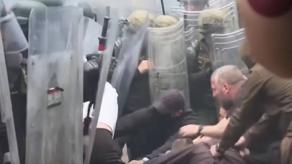 Беспорядки в Косово: ранены 25 солдат НАТО, Сербия привела армию в максимальную боеготовность