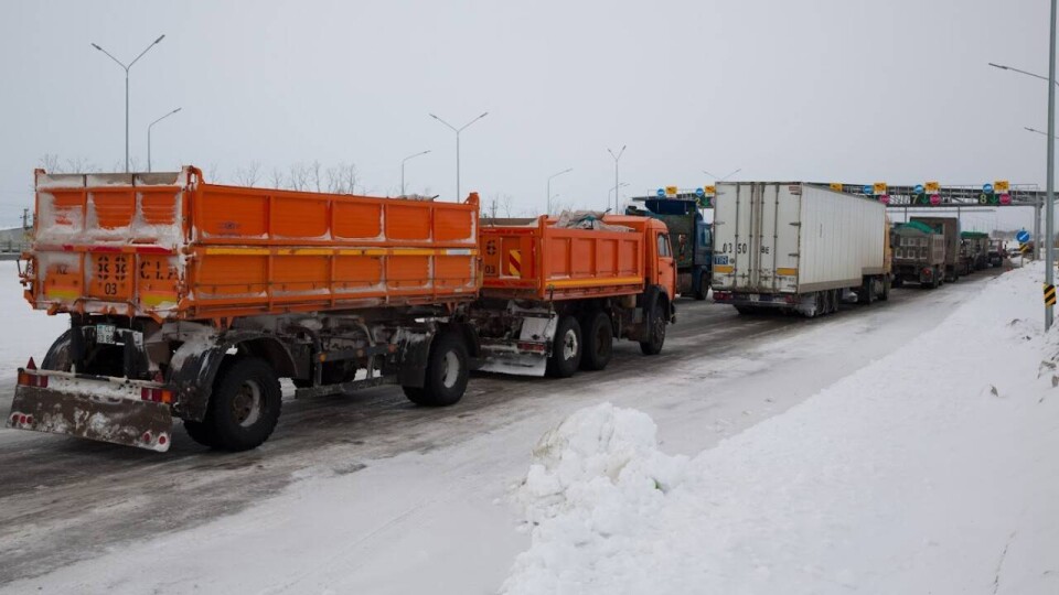 Из-за непогоды в Акмолинской области на трассах застряла тысяча автомобилей
