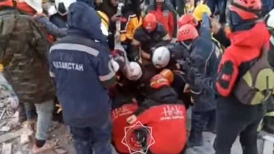 Казахстанские спасатели достали из-под завалов троих человек в турецком Газиантепе