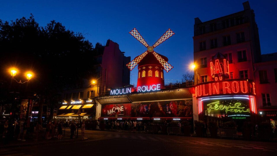 Знаменитое французское кабаре Moulin Rouge отменило перформанс со змеями из-за протестов зоозащитников