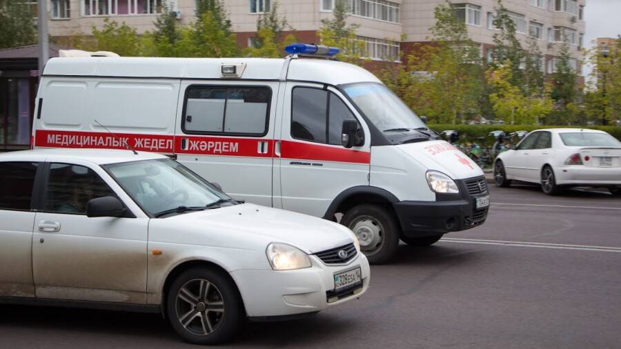 В Жанаозене бастуют сотрудники "скорой". Чиновники просят их не оставлять работу