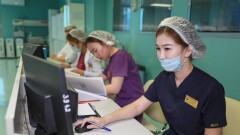 Пять минут – на приём, десять – на отчётность. Почему врачи чаще смотрят на экран монитора, чем на пациента