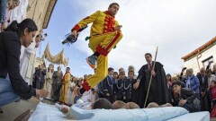 Перепрыгивание через младенцев и метание резиновых сапог: тест на знание традиций народов мира