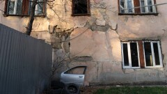 Нет ни газа, ни туалета, зато есть клопы: как живут в ветхом жилье в Алматы. Фоторепортаж Informburo.kz