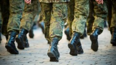 "Видела своими глазами синяки и ожоги от сигарет": почему в армии погибают срочники