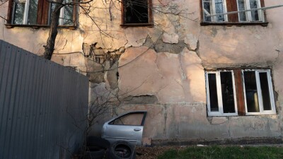 Нет ни газа, ни туалета, зато есть клопы: как живут в ветхом жилье в Алматы. Фоторепортаж Informburo.kz