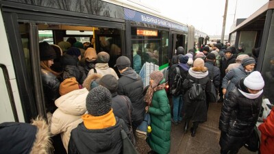 Как сельдь в бочке: почему астанчанам приходится ездить в переполненных автобусах