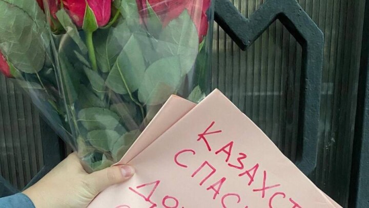 "Спасибо, Казахстан". Россияне несут цветы к посольству РК