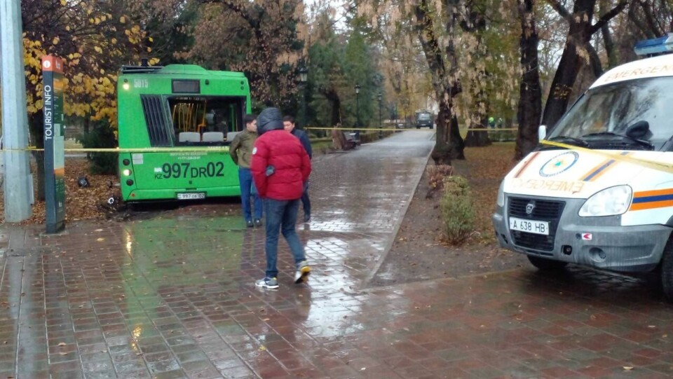 Девять человек, в том числе ребёнок, попали в больницы после ДТП с автобусами в Алматы