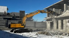 В Алматы начали сносить незаконно построенный жилой дом в микрорайоне Нурлытау