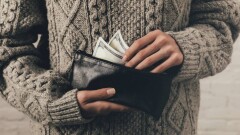 Женщина, обманувшая карагандинца на 350 тысяч тенге, оказалась мужчиной