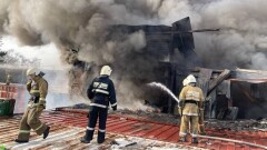 Никакого праздника. При пожаре на складе возле алматинской барахолки сгорели новогодние ёлки