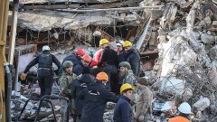 Число жертв землетрясения в Турции превысило 12 000 человек, Эрдогана критикуют за позднее реагирование