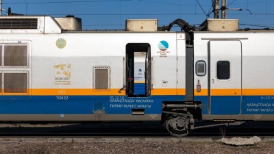 "Не было условий". Родители спортсменов задержали поезд на полтора часа в Мангистау