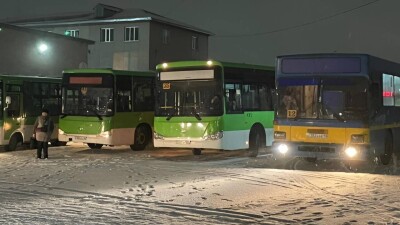 Водителям автобусов в Семее пообещали поднять зарплаты на 40%, но они всё равно устроили забастовку