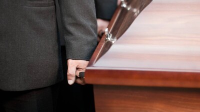 В США экс-владелицу похоронного бюро посадили на 20 лет за продажу частей тел умерших
