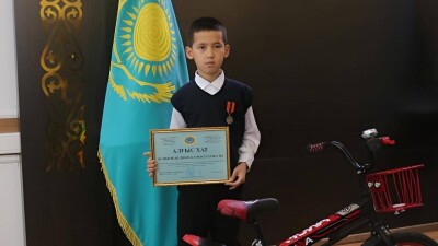 Восьмилетнего мальчика, спасшего тонущих подростков в Атырау, снова наградили