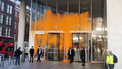 Экоактивисты забрызгали краской центр Лондона