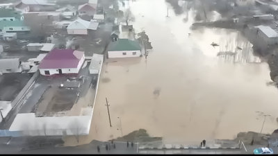 В Арыси переполнило водой канал Кабылсай, близлежащим домам грозит подтопление