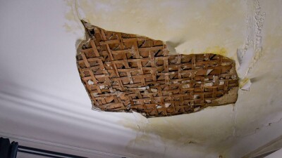 В Шымкенте залило дождём многоквартирный дом, где начали запоздалый ремонт крыши