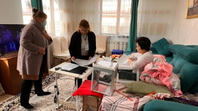 В Алматы ветераны и люди с инвалидностью голосуют на дому