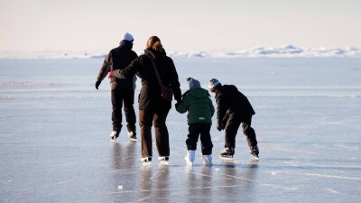 В Астане запретили кататься на коньках на реке Акбулак из-за потепления