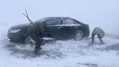 В Карагандинской области из-за бурана закрыты дороги. Куда обращаться за помощью