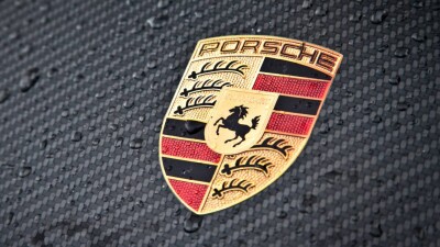 Китайский автоцентр случайно занизил цену нового Porsche в восемь раз и спровоцировал скандал