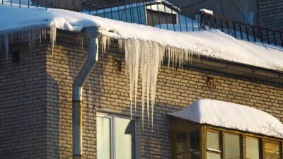Жителям Астаны рассказали, как уберечься от падающих сосулек и наледи