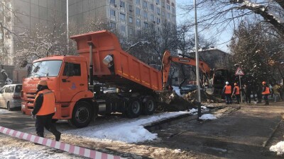 В Алматы около 80 домов остаются без воды из-за прорыва водопровода на улице Ауэзова