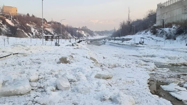 В Алматы может начаться шугоход. Жителей просят не приближаться к руслам рек