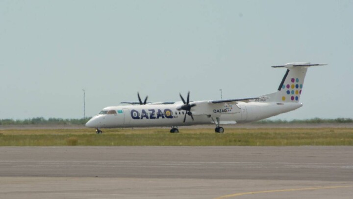 Самолёт Qazaq Air совершил экстренную посадку в Атырау