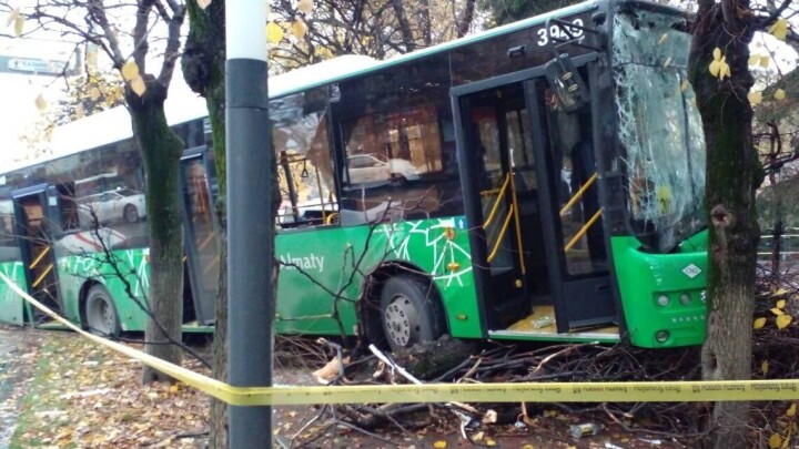 Почему происходят ДТП с участием автобусов в Алматы