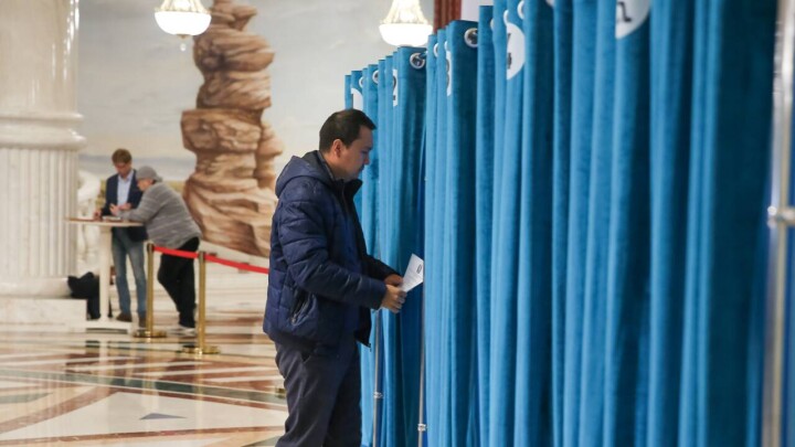 Два избирателя зашли в одну кабинку для голосования в Алматы