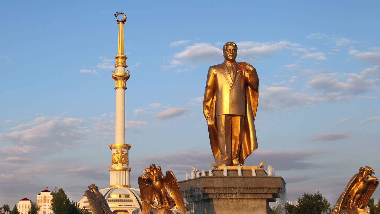 Монумент Ниязову и Арка Независимости