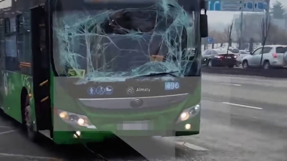 Два автобуса столкнулись на проспекте Аль-Фараби в Алматы. Пострадали 6 человек