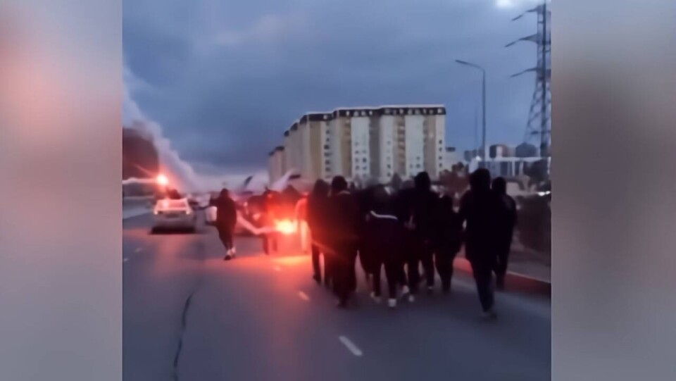 Футбольных фанатов, вышедших на дорогу с факелом, оштрафовали в Актау